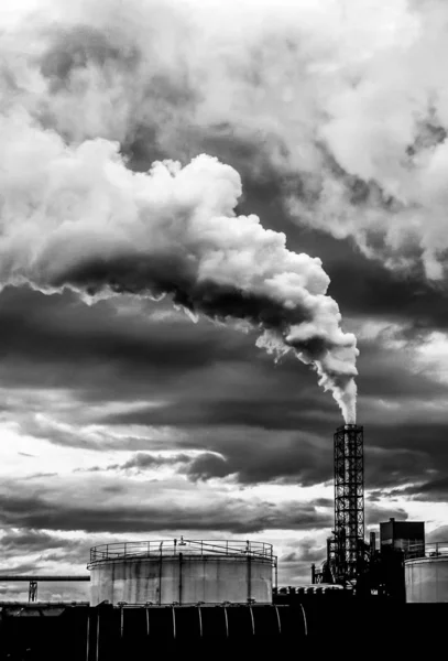 Smoke coming out of factory chimney  pollution  climate change, — Stock Photo, Image