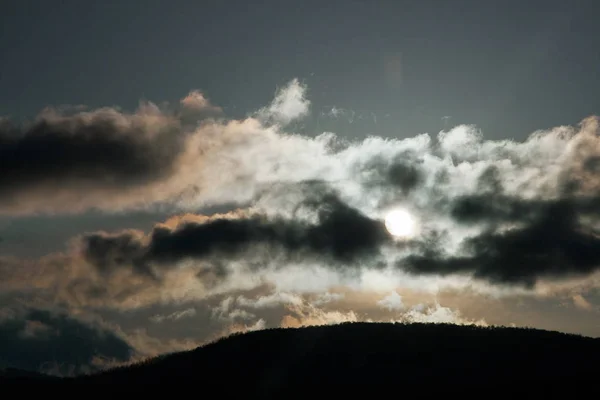 Donkere wolken die de zon vervuilen opwarming van de aarde — Stockfoto