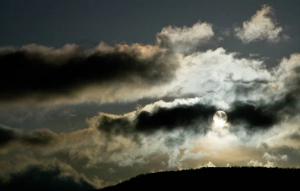 Donkere wolken die de zon vervuilen opwarming van de aarde — Stockfoto