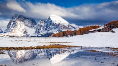 Alpe di Siusi 'deki karlı kış manzarası. İtalya 'yı Dolomitler 