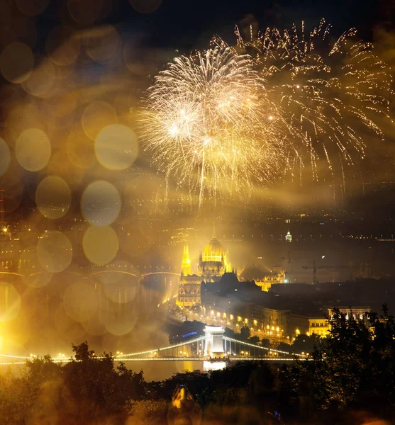 Winter holiday destination Budapest fireworks over Hungarian par — Stock Photo, Image