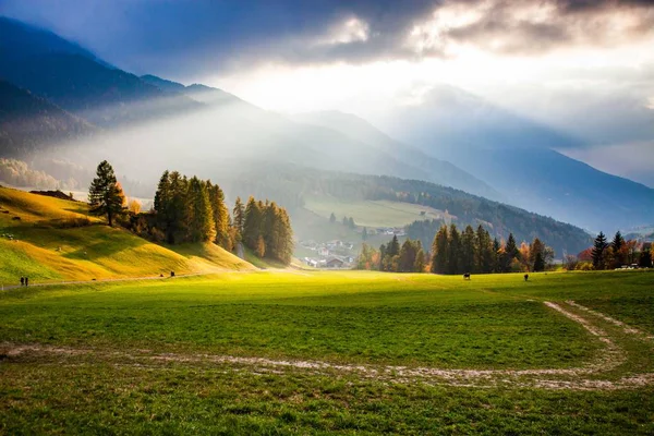 Tolle Herbstlandschaft in den Bergen — Stockfoto