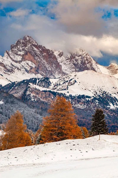 阿尔卑斯山区早冬多雪的风景。 意大利白云石 — 图库照片