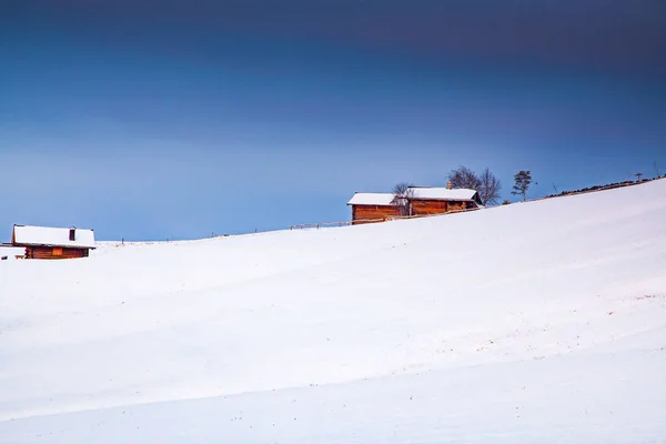 Traumhafte Winterlandschaft bei Sonnenaufgang auf der Seiser Alm. Dolomiten — Stockfoto