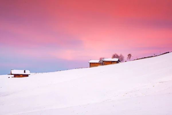 Alpe di Siusi 'de güneşin doğuşuyla muhteşem bir kış manzarası. Dolomitler — Stok fotoğraf