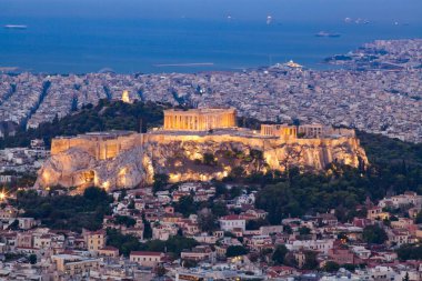Akropolis afro görülürken, Atina şehri sabahın erken saatlerinde