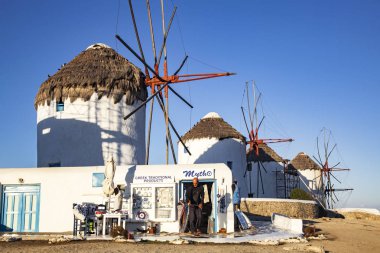 Mykonos, Yunanistan - Eylül 2018: ünlü Mykonos yel değirmenleri, G