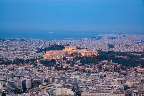 Stadslandskap i Aten tidigt på morgonen med Akropolis sett från — Stockfoto