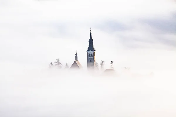 Lago Bled no início da manhã com nevoeiro, Eslovénia viagem — Fotografia de Stock