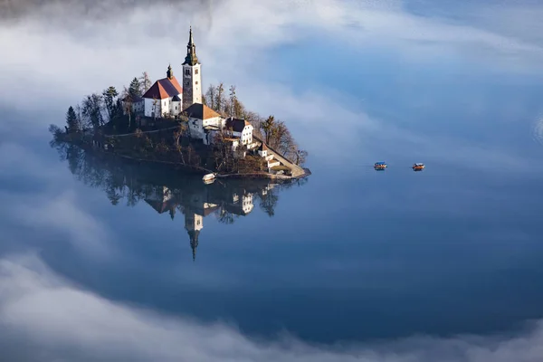 Jezero Bled v brzké ráno s mlhou, Slovinsko cestování — Stock fotografie