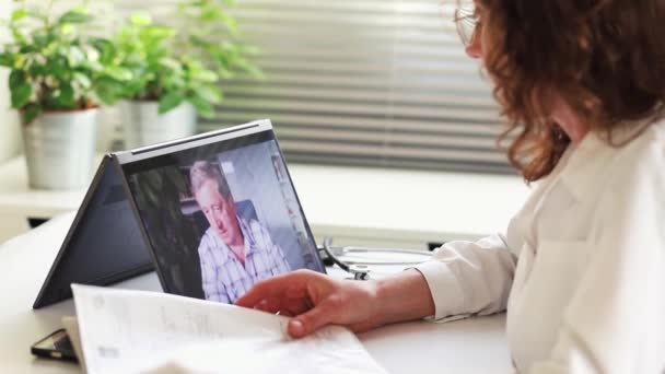Concetto Telemedicina Uomo Anziano Parlando Con Suo Medico Online — Video Stock