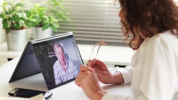 Koncepcja Telemedycyny Starzec Rozmawia Lekarzem Online Wideo Stockowe