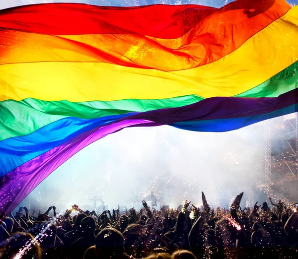 Gökkuşağı Bayrağıyla Eşcinseller Lezbiyenler Geçit Töreninin Silueti Sevgi Hoşgörünün Sembolü — Stok fotoğraf