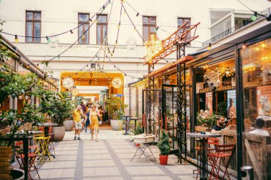BUDAPEST, HUNGARY - Haziran 2019: Bir zamanlar Budapeşte 'nin Yahudi mahallesinin merkezi olan Gozsdu Avlusu, bugün restoranlar, barlar ve barlarla popüler bir yer..
