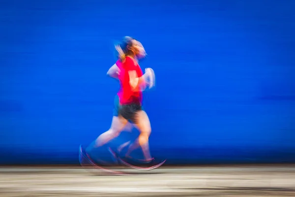 赤いシャツの女性のジョギングのぼやけたイメージ 健康的なライフスタイル — ストック写真