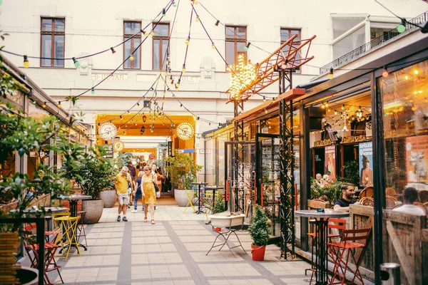 2018年6月 2019年6月 曾经是布达佩斯犹太人聚居区核心的Gozsdu Courtyard如今受到餐馆 酒吧和酒吧的欢迎 — 图库照片