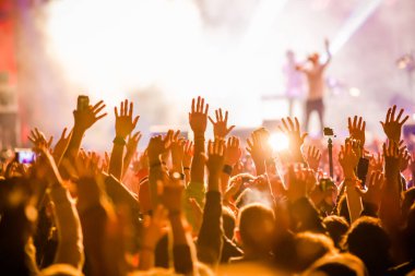 Konser yaz müzik festivalindeki kalabalık