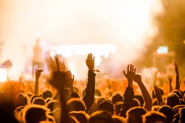 Konser yaz müzik festivalindeki kalabalık