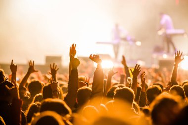 Konser yaz müzik festivalindeki kalabalık