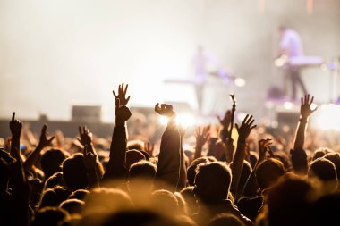 Konser yaz müzik festivalindeki kalabalık