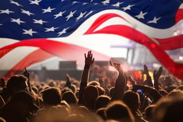 Függetlenség Napját Ünneplő Tömeg Amerikai Egyesült Államok Zászló Tűzijáték Háttérrel — Stock Fotó