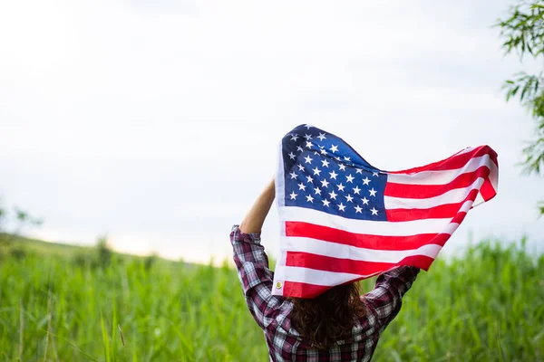 持有美国国旗独立日的妇女 — 图库照片
