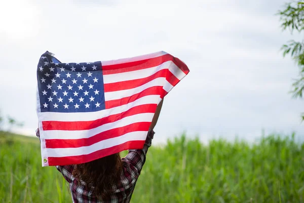 Žena Držící Den Nezávislosti Americké Vlajky — Stock fotografie