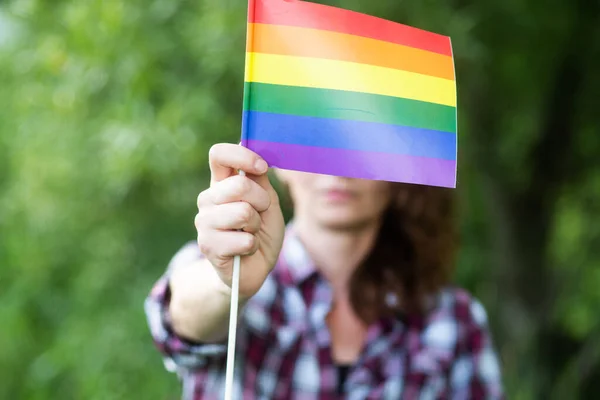 Gökkuşağı Bayrağı Taşıyan Kadın Lgbt Hakları — Stok fotoğraf