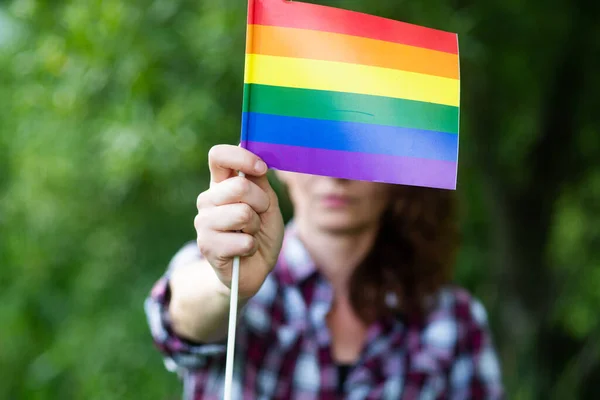 Gökkuşağı Bayrağı Taşıyan Kadın Lgbt Hakları — Stok fotoğraf