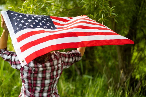 Žena Držící Den Nezávislosti Americké Vlajky — Stock fotografie