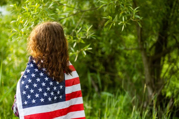 Žena Držící Den Nezávislosti Americké Vlajky — Stock fotografie