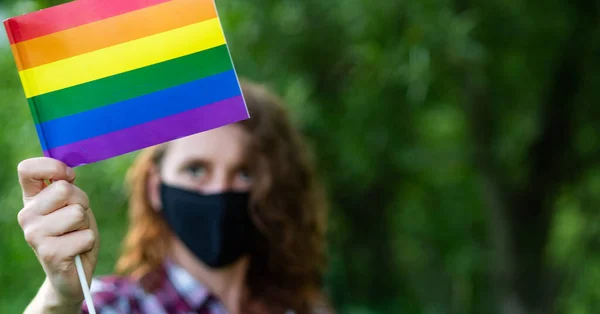 Wanita Dengan Topeng Memegang Bendera Pelangi Lgbt Hak Penobatan — Stok Foto