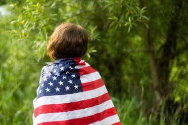 ABD bayrağını tutan kadın 