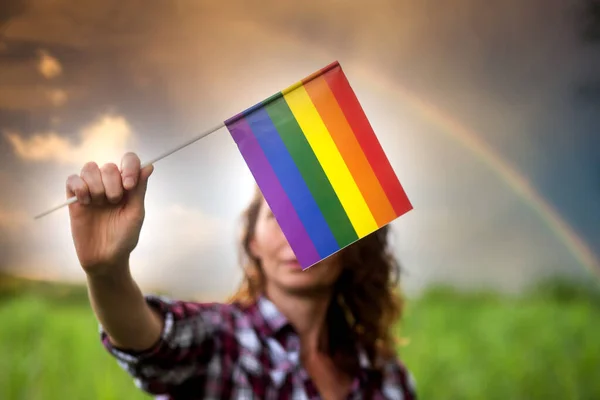 Mujer Sosteniendo Bandera Del Arco Iris Arco Iris Cielo Derechos — Foto de Stock