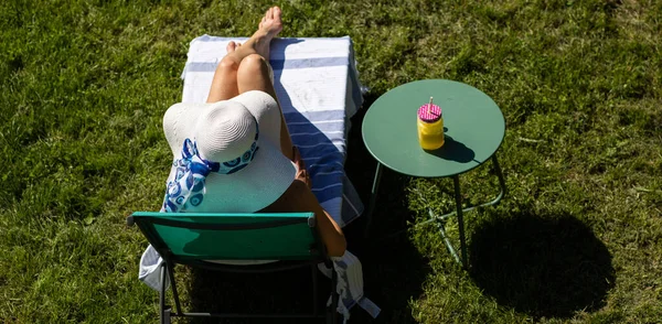 Vista Superior Banho Sol Mulher Diversão Verão Quintal Fotos De Bancos De Imagens