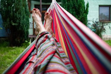 Hamakta dinlenen kadın ayakları.