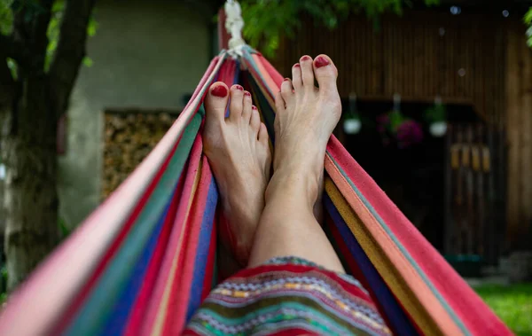 Žena Nohy Relaxační Houpací Síti Léto Zen — Stock fotografie