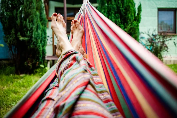 Vrouw Voeten Ontspannen Hangmat Zomer Zen — Stockfoto