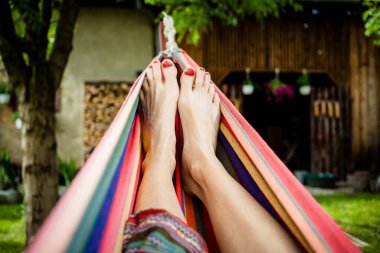 Hamakta dinlenen kadın ayakları.