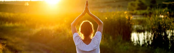Donna Posa Yoga Tramonto Consapevolezza Sul Lago Salute Mentale — Foto Stock