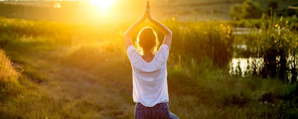 Kvinna Yogapose Solnedgången Vid Sjön Mindfulness Och Mental Hälsa — Stockfoto