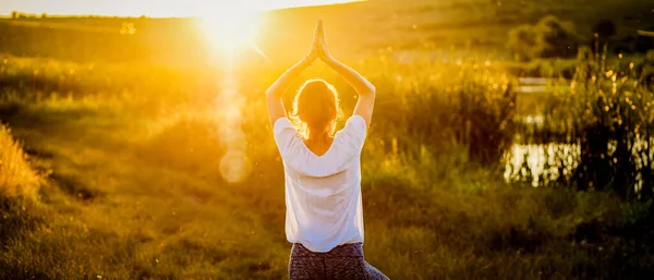 Frau Yoga Pose Bei Sonnenuntergang See Bei Achtsamkeit Und Psychischer — Stockfoto