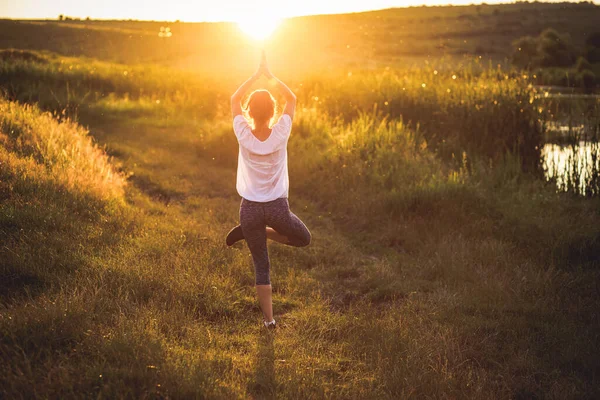 Mujer Una Pose Yoga Atardecer Por Atención Plena Junto Lago — Foto de Stock