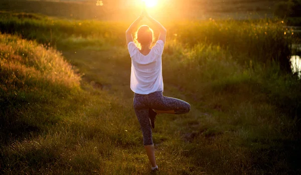 Femme Dans Une Pose Yoga Coucher Soleil Par Pleine Conscience — Photo