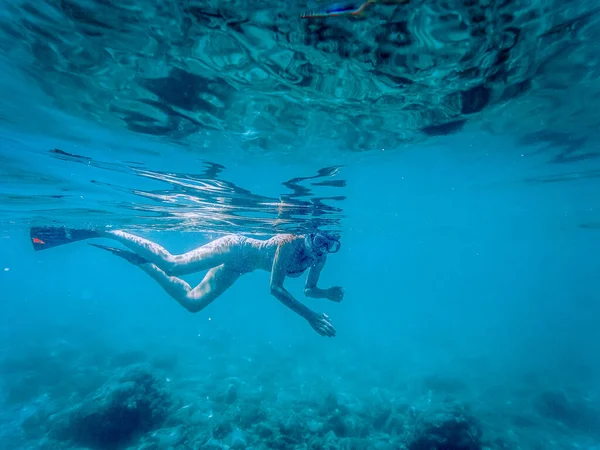 Kvinna Snorkling Klara Tropiska Vatten Aktiv Semester — Stockfoto