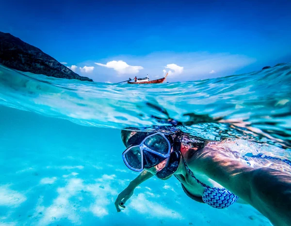 Mujer Tomando Snorkel Selfie Aguas Tropicales Claras Vacaciones Activas —  Fotos de Stock