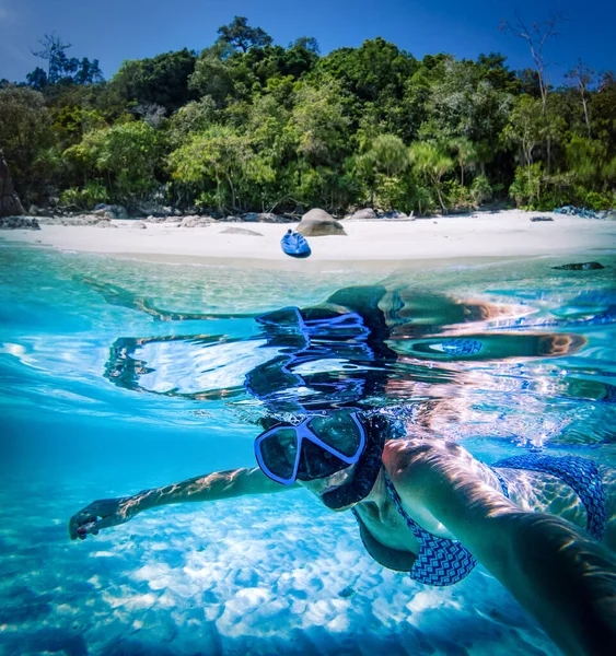 Mulher Que Toma Snorkeling Selfie Águas Tropicais Claras Férias Ativas — Fotografia de Stock