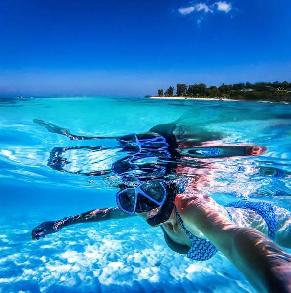 Mulher Que Toma Snorkeling Selfie Águas Tropicais Claras Férias Ativas — Fotografia de Stock