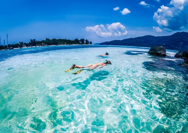 Casal Snorkeling Mar Azul Claro — Fotografia de Stock