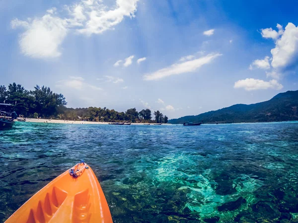 Caiaque Águas Tropicais Cristalinas Caiaque Rumo Praia Isolada Parque Nacional — Fotografia de Stock